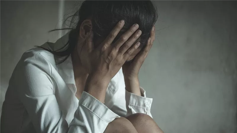 زوج الأم يعاشر الابنة عنوة عدة مرات ويهددها بالقتل