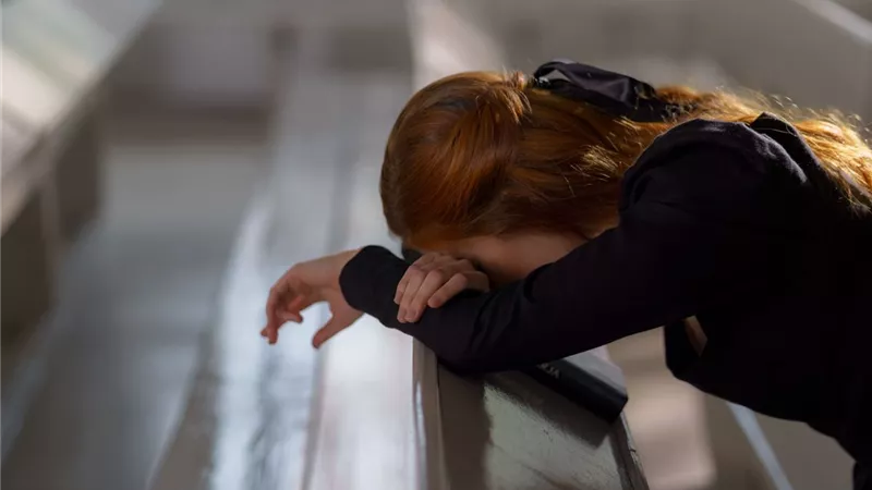 5 مراحل للحزن تمر بها الأم بوفاة ابنها.. بعد حادث غرق عبدالله حسن يوسف