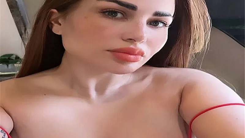 ندى الكامل تعلن ارتباطها بقبلة على خد حبيبها الجديد (صور)