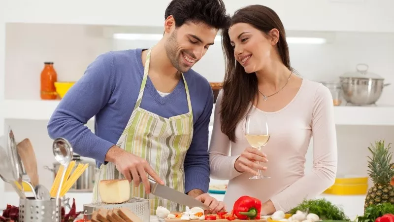 3 خطوات سحرية تجعل زوجك يشاركك الأعمال المنزلية