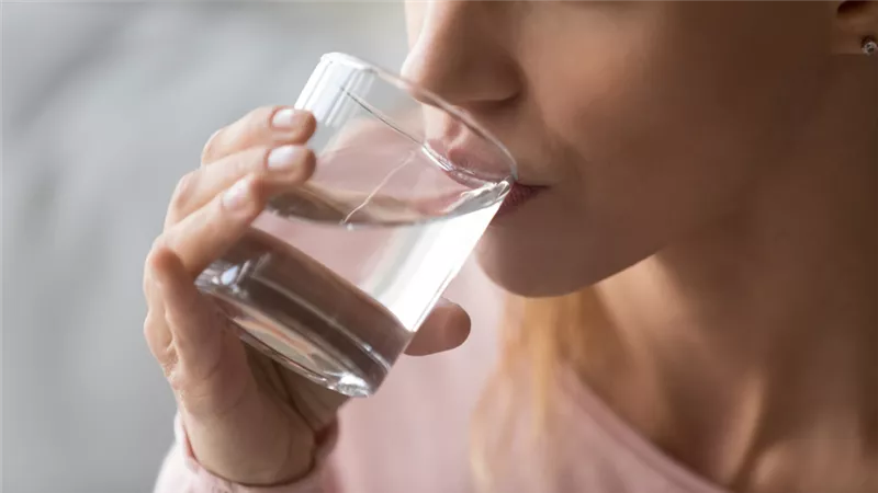 سيدة تفقد حياتها بعد شرب كمية كبيرة من المياه «ومن الماء ما قتل»