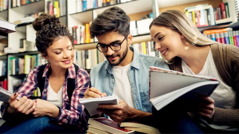 طبيبة نفسية تكشف كيفية تأهيل الأبناء للمرحلة الجامعية (فيديو)