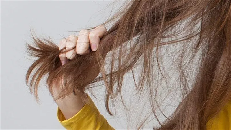 5 عادات يومية تسبب تلف الشعر وتساقطه 