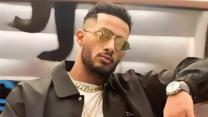 محجبة تحتضن محمد رمضان وتشعل الجدل على السوشيال ميديا (فيديو)