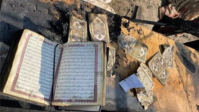 فنانة دنماركية تمزق المصحف الشريف وتتعرى فوقه
