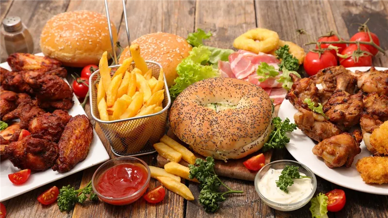 جمال شعبان يحذر من 5 أطعمة خطيرة على صحة القلب والشرايين 