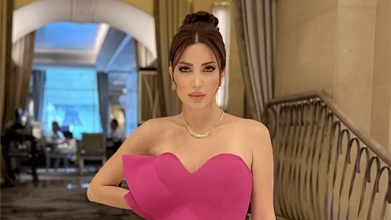 نسرين طافش تسحر القلوب بإطلالة مثيرة بالفوشيا (صور)
