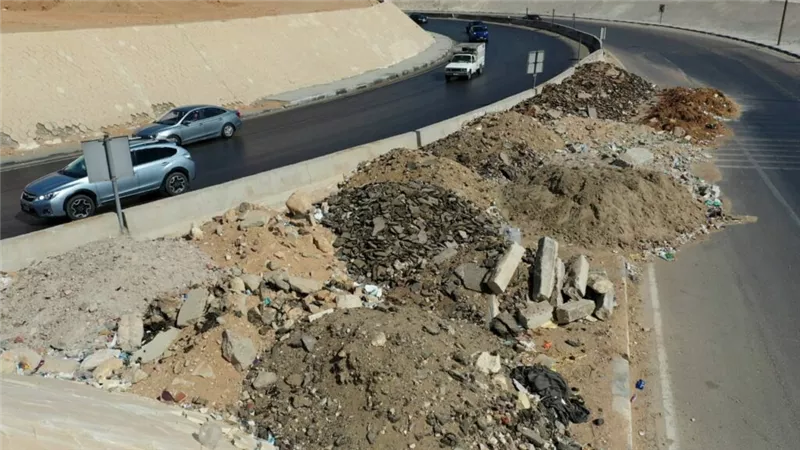 وزير النقل يتوعد من يلقي المخلفات على الطريق الدائري: «سبب الحوادث» (فيديو)