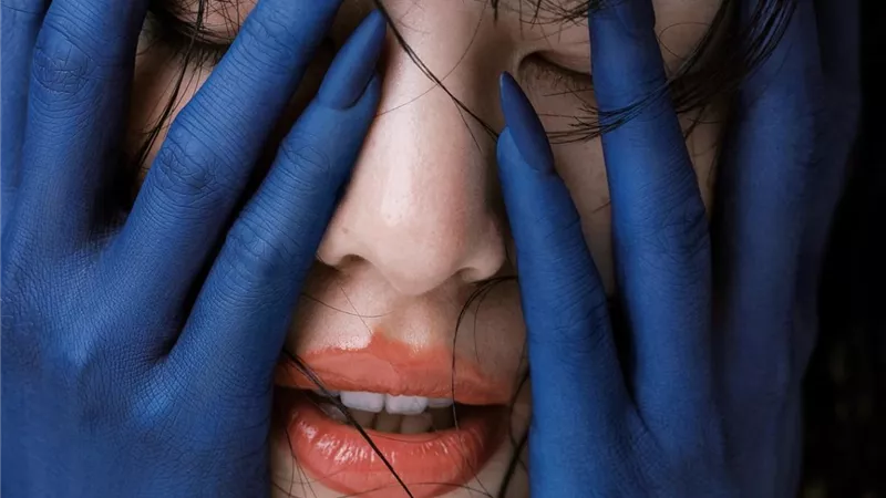5 مكونات بمنتجات المكياج تهددك بأمراض خطيرة «الزهايمر والسرطان» 