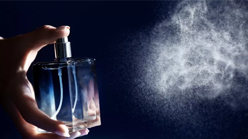 تفسير حلم إهداء الميت زجاجة طيب في المنام