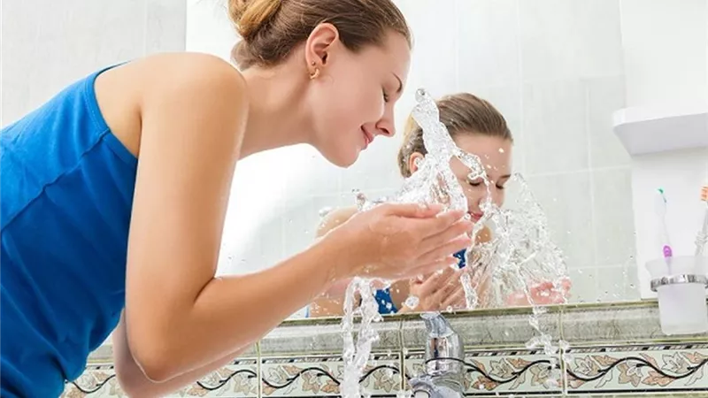  4 أخطاء عند غسل الوجه تسبب جفاف بشرتك
