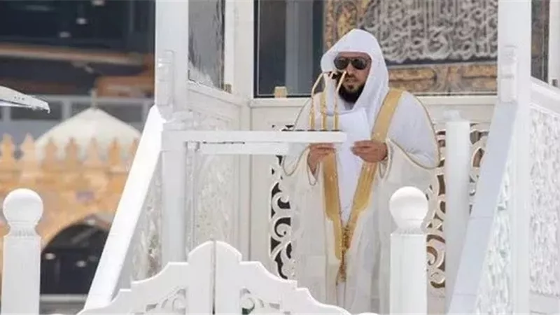 وعكة صحية تمنع المعيقلي إمام المسجد الحرام من إكمال الصلاة والسديس يتدخل (فيديو)