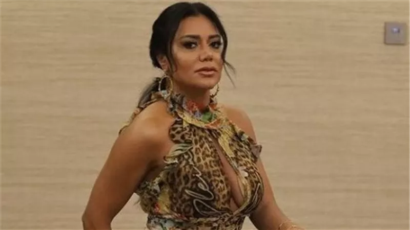 فستان رانيا يوسف في عرض أزياء مايكل سيكنو يشعل الجدل «سعره خرافي» (صور) 