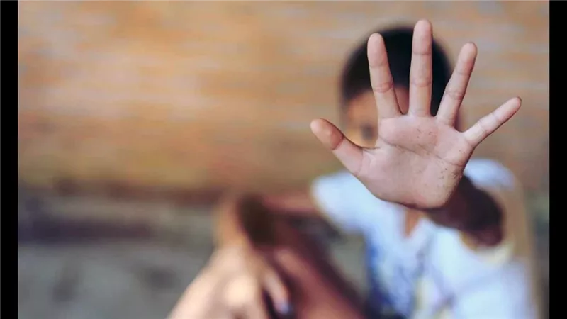 كشف لغز مقتل طفلة الجيزة بعد وصلة تعذيب «عمها كان بيربيها»