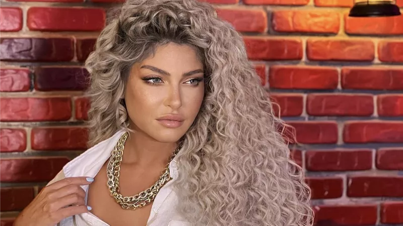 علا غانم تخطف الأنظار بـ«هوت شورت» والجمهور يغازلها