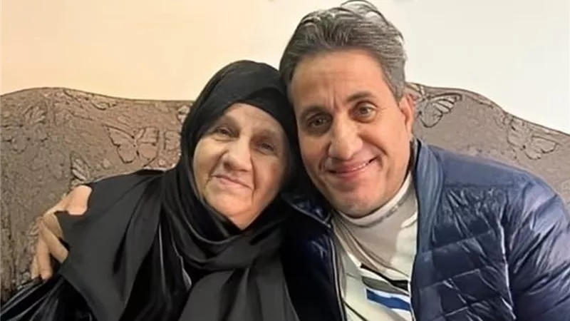 انهيار أحمد شيبة خلال تشييع جثمان والدته بالإسكندرية (صور)