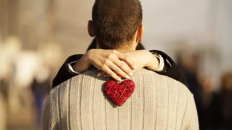 7 علامات تؤكد حب زوجك لكِ أهمها «استعادة الذكريات»