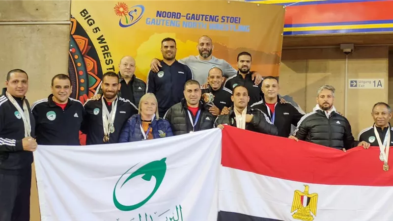 شريف فاروق يكرم فريق البريد للمصارعة بعد حصوله على بطولة جنوب أفريقيا الدولية