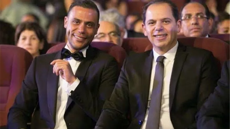 محمد إمام يقبل يد شقيقه رامي ويشعل تعاطف الجمهور بعد «أبو نسب» (فيديو)