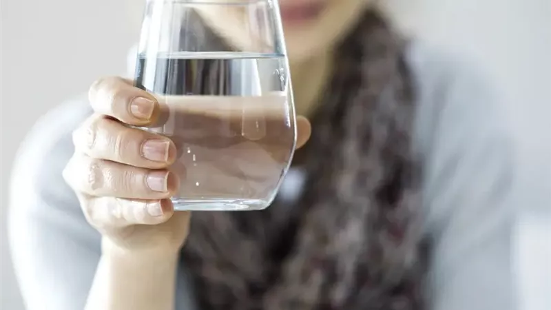 تفسير حلم شرب الماء البارد في المنام للعزباء دلالة على خير منتظر