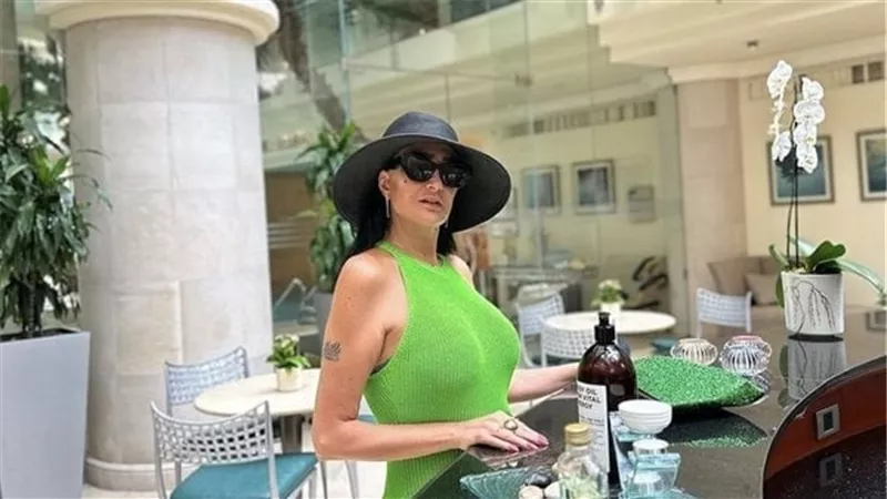 غادة عبد الرازق تفاجئ جمهورها بإطلالة مثيرة مع بطن مكشوف وخصر منحوت (صور)