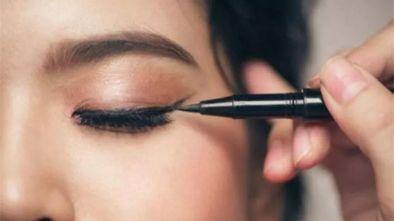 كيف ترسمي تاتوه الآيلاينر وآثاره السلبية على العين والبشرة؟