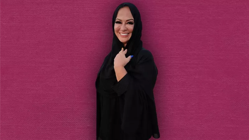 والدة نيمار ترتدي العباءة الخليجية وتركب الجمل (صور)