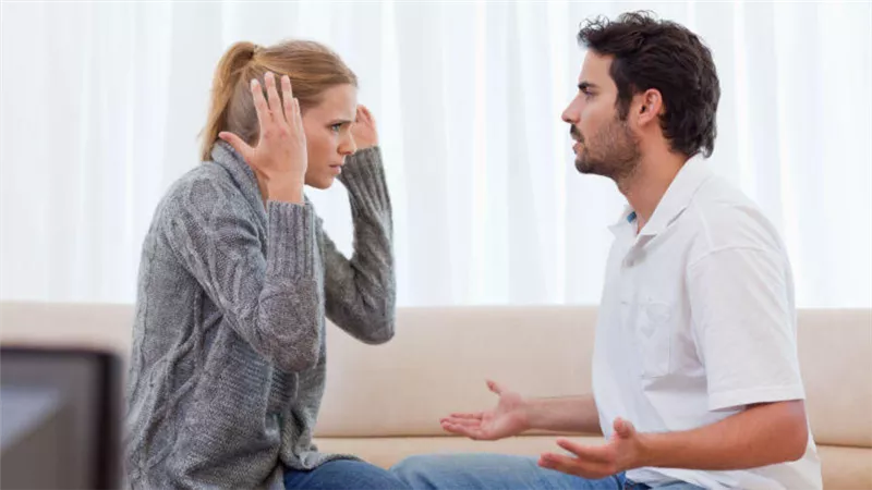 لماذا يرفض الرجل مساعدة زوجته بأعمال المنزل؟ 