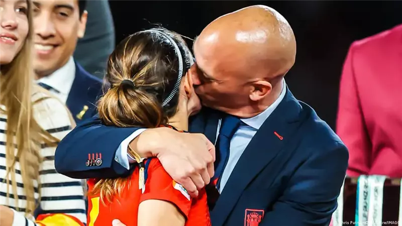 قبلة ساخنة على شفاة لاعبة منتخب إسبانيا تشعل الغضب (فيديو)