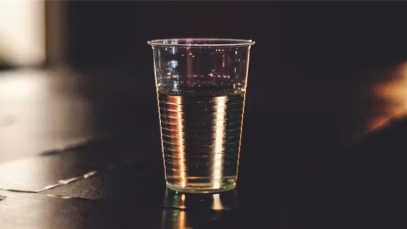 تفسير حلم الماء الأسود في المنام تحذير من إصابتك بمرض