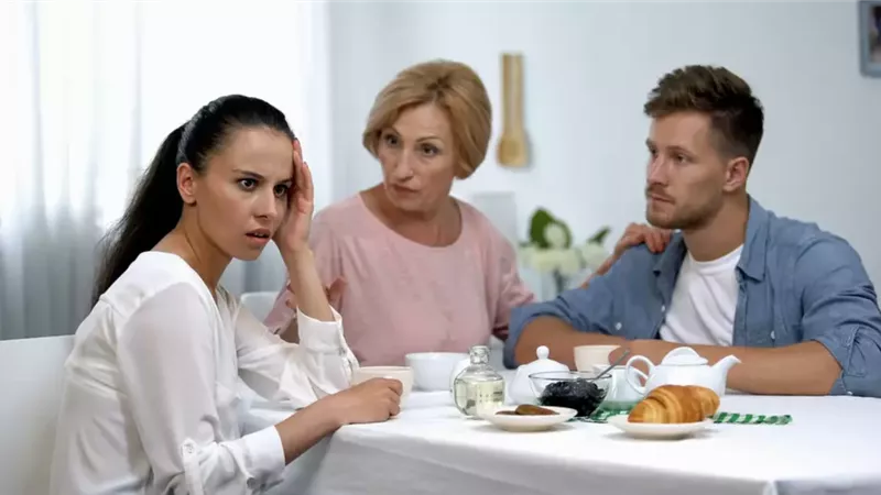 3 صفات تكشف لكِ الرجل ابن أمه «بيحكيلها على كل حاجة»