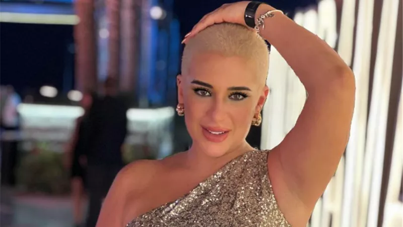 طبيب شهير يصدم أسما شريف منير بعد حلاقة شعرها: «ابحثي عن السبب» (فيديو)