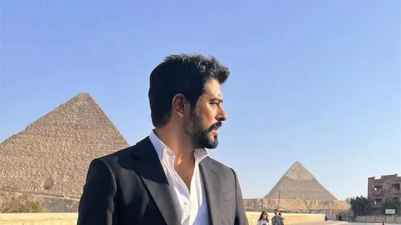 بوراك أوزجيفيت يُحير جمهوره بعد ظهوره في الأهرامات