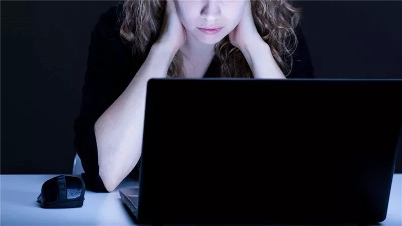 اعترافات مثيرة لضحية ابتزاز وقعت في فخ الصور العارية