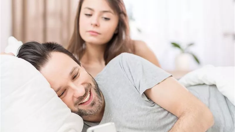 زوجة تصرخ: قفشت جوزي مع أختي الأرملة وأريد خلعًا