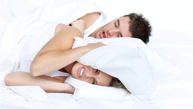 4 نصائح للتعامل مع شخير زوجك