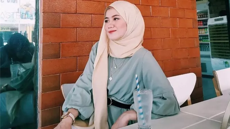 هل يجوز للمرأة ارتداء العقد فوق الملابس؟ الإفتاء تُجيب