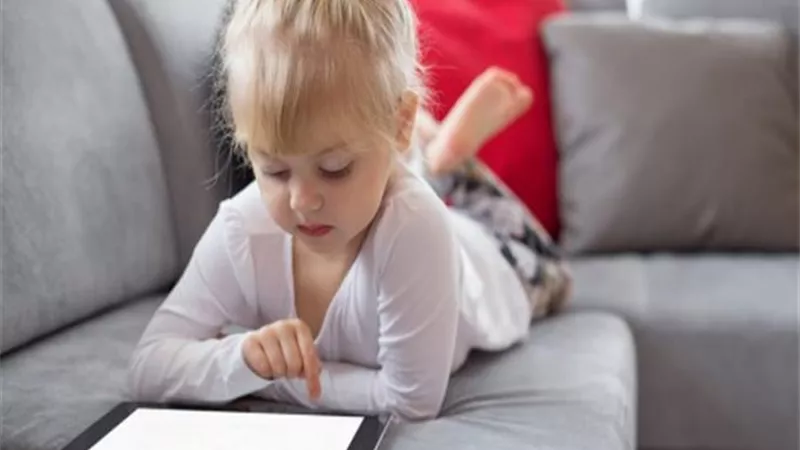 5 مخاطر لشاشة الموبايل على صحة الأطفال 
