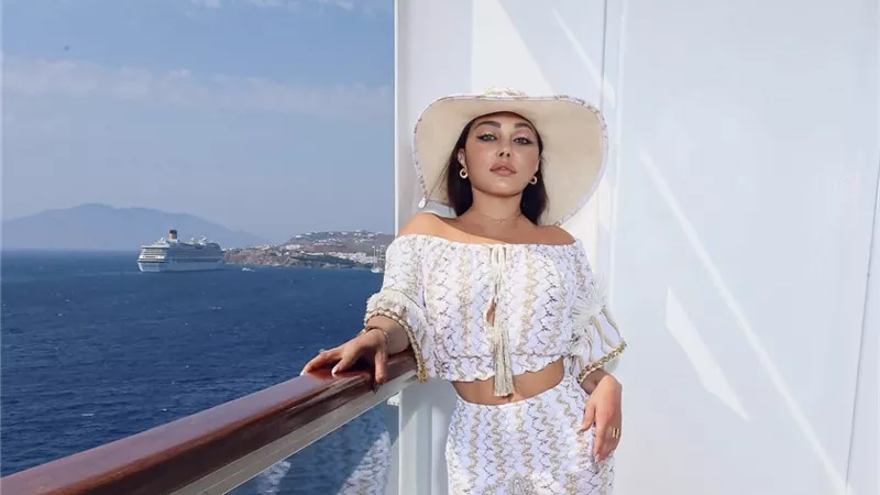 هيفاء وهبي تبرز رشاقتها بإطلالة صيفية ساحرة (صور)