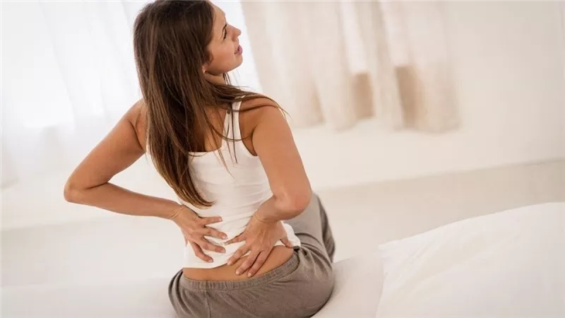 أسباب آلام أسفل الظهر عند النساء وطرق العلاج