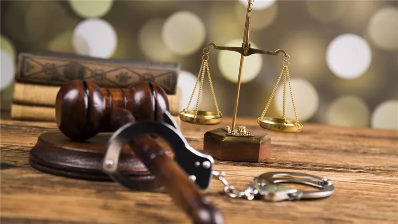 تعرفي على عقوبة عشيقين بعد إلقاء طفلتهما بالقمامة