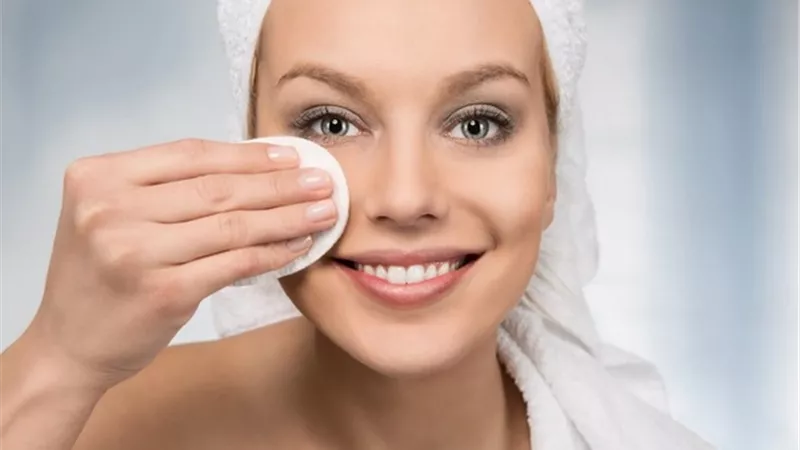 لماذا ينصح خبراء التجميل باستخدام ماء مسيلار لإزالة المكياج؟