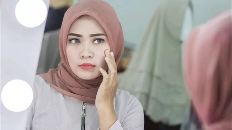 هل صلاة المرأة بالمكياج حرام؟