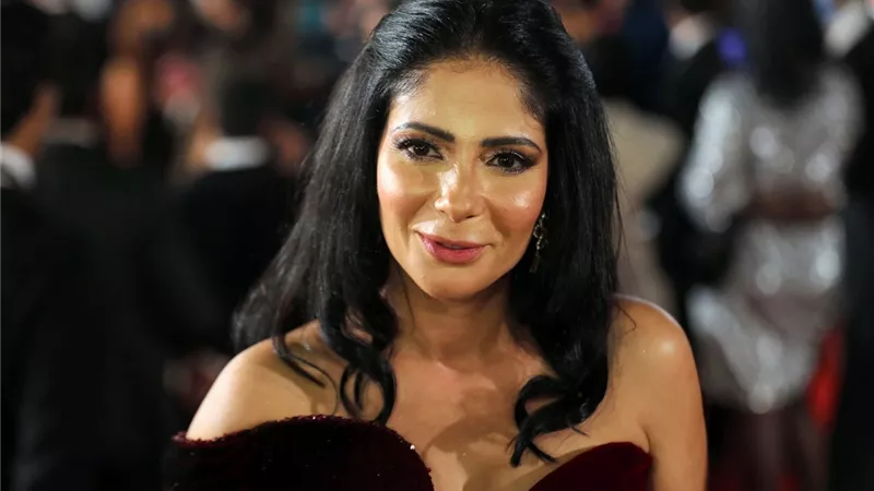 قضية منى زكي تتحول للمحكمة «يوتيوبر شهير متهم بالسب والقذف»