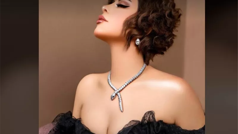 أكثر 10 إطلالات جرأة للفنانة شمس الكويتية (صور)