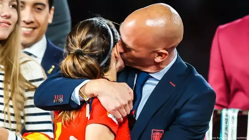 رئيس الاتحاد الإسباني بعد استقالته: القبلة مع لاعبة المنتخب كانت برضاها