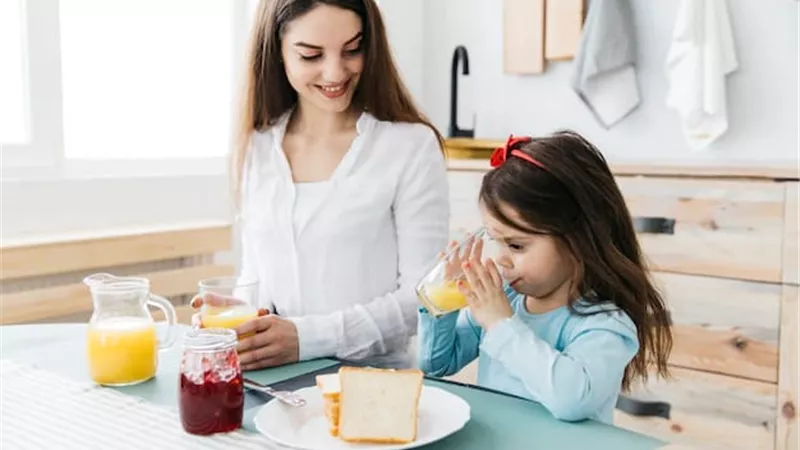 5 عادات تدمر دماغ الطفل «امنعيه عنها» 