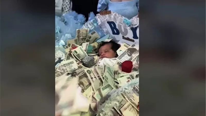 فيديو حفل سبوع طفل رضيع يشعل الغضب والجمهور: «تبذير»