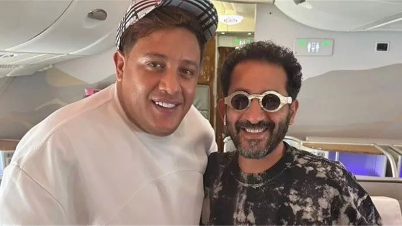 حمو بيكا مع أحمد حلمي ومنى زكي بالطائرة: «بص شوف الحركة دي» (صور)