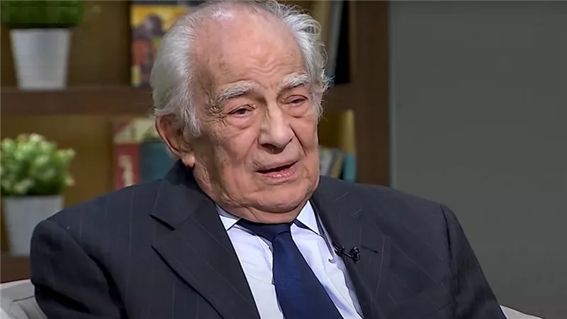 بوسة من سميرة عبد العزيز لرشوان توفيق أثناء تكريمه في «مسرح الهواه»